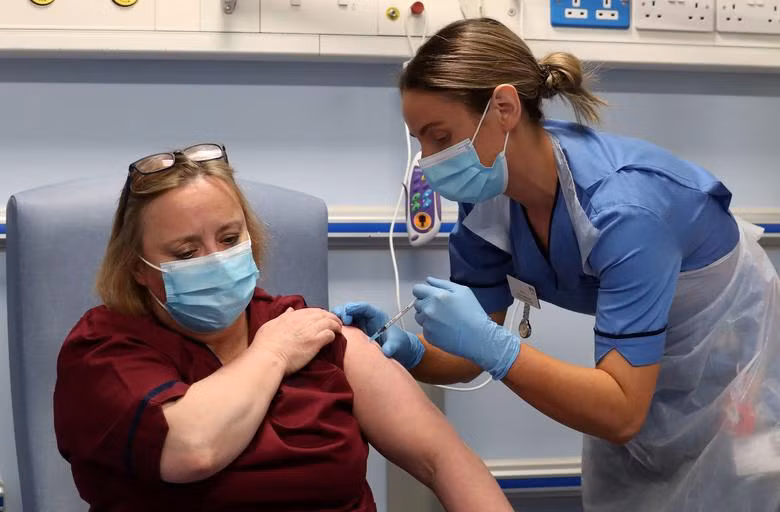 Người dân Anh đi tiêm vaccine ngừa Covid-19