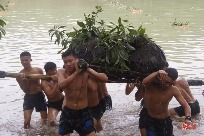 Bộ đội Hà Tĩnh thực hành vượt sông chiến đấu trong thời tiết lạnh giá