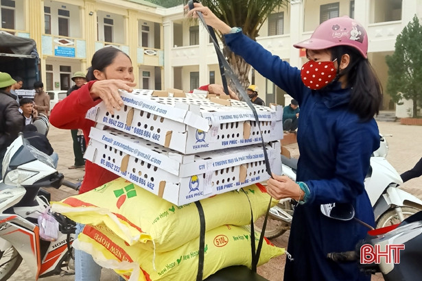 Trao 6.000 con gà giống, 6.800kg thức ăn chăn nuôi cho hộ nghèo Hương Sơn