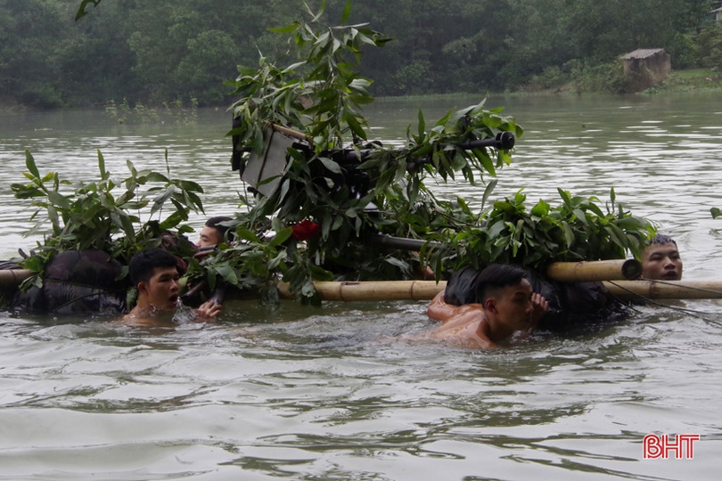 Bộ đội Hà Tĩnh thực hành vượt sông chiến đấu trong thời tiết lạnh giá