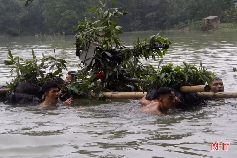 Bộ đội Hà Tĩnh thực hành vượt sông chiến đấu trong thời tiết lạnh giá