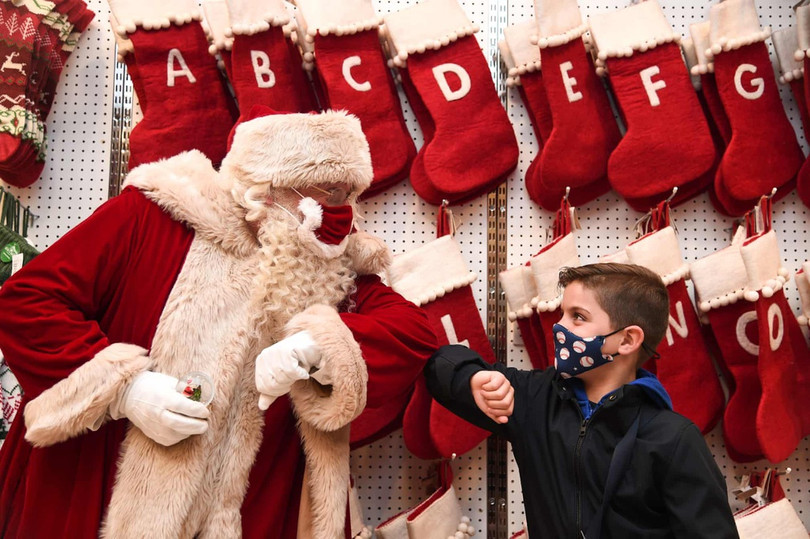 Khung cảnh Giáng sinh Covid-19 trên khắp thế giới