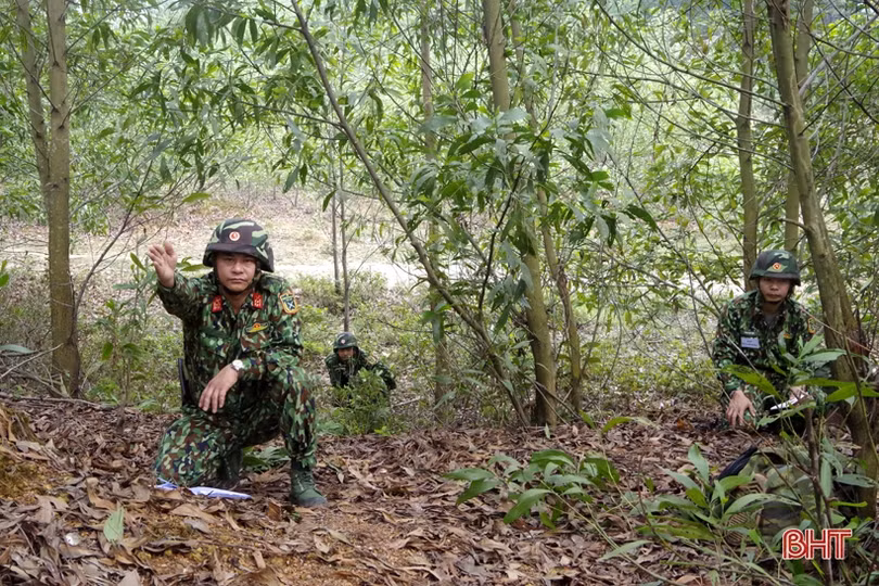 Bộ đội Hà Tĩnh thực hành vượt sông chiến đấu trong thời tiết lạnh giá