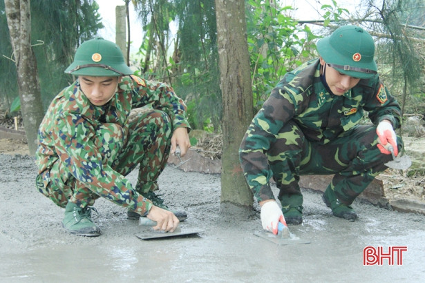Lực lượng vũ trang Nghi Xuân giúp dân xây dựng nông thôn mới