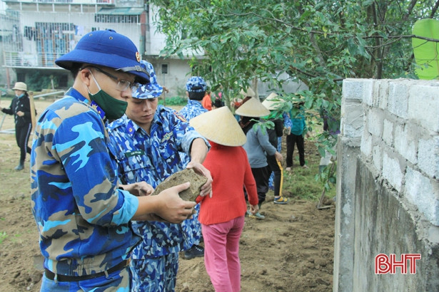 Lực lượng vũ trang Nghi Xuân giúp dân xây dựng nông thôn mới