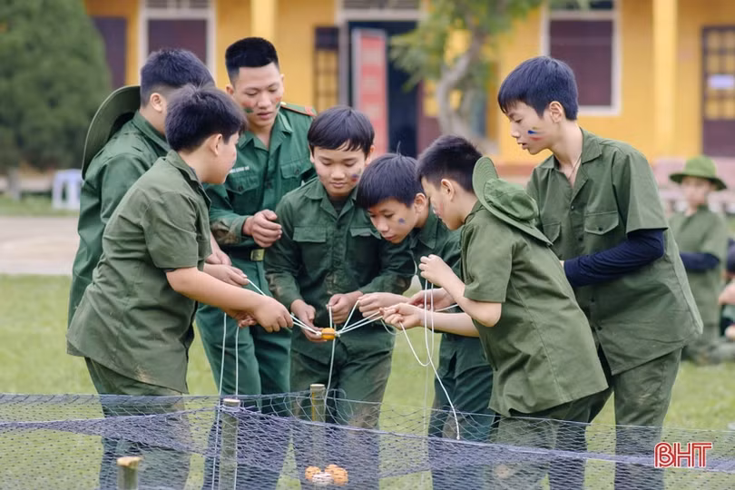 Học sinh Albert Einstein “rèn luyện ý chí” cùng các chiến sỹ biên phòng