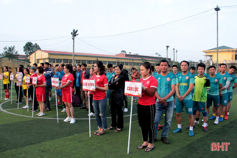 Giải Bóng đá Hội Cổ động viên Hà Tĩnh lần thứ 3 trao cúp cho đội Thạch Hà