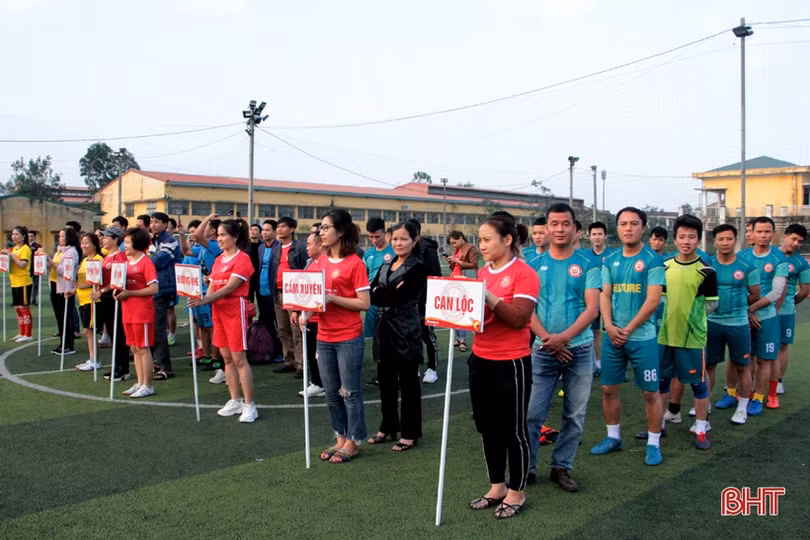 Giải Bóng đá Hội Cổ động viên Hà Tĩnh lần thứ 3 trao cúp cho đội Thạch Hà