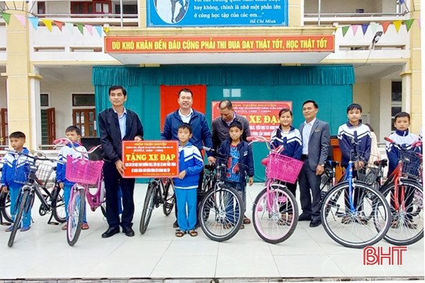 Bàn giao nhà nhân ái và trao tặng xe đạp cho người dân, học sinh xã Nam Phúc Thăng