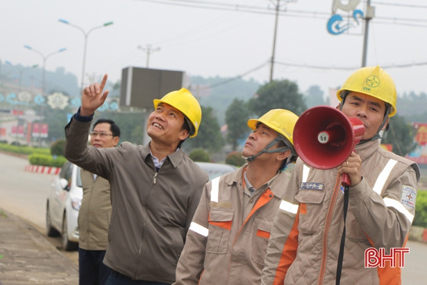 Điện lực Vũ Quang phun nước vệ sinh hệ thống đường dây không cần cắt điện