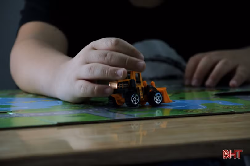 Hành trình cùng con trai “chiến đấu” với bệnh tự kỷ của bà mẹ Hà Tĩnh