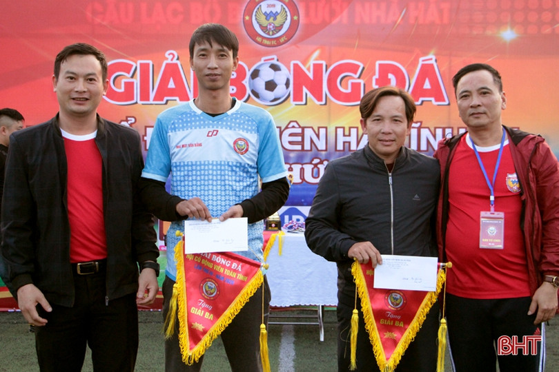 Giải Bóng đá Hội Cổ động viên Hà Tĩnh lần thứ 3 trao cúp cho đội Thạch Hà