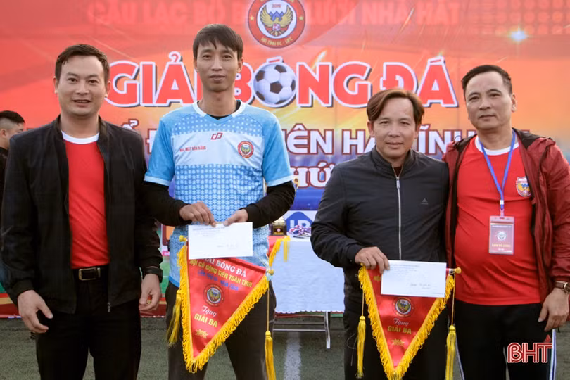 Giải Bóng đá Hội Cổ động viên Hà Tĩnh lần thứ 3 trao cúp cho đội Thạch Hà