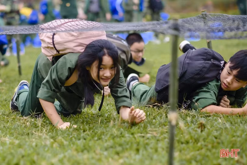 Học sinh Albert Einstein “rèn luyện ý chí” cùng các chiến sỹ biên phòng