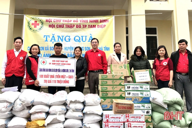 Trao 100 triệu đồng và tặng quà cho người dân xã vùng lũ Hương Sơn