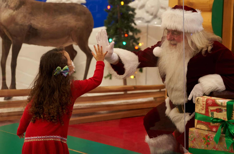 Khung cảnh Giáng sinh Covid-19 trên khắp thế giới