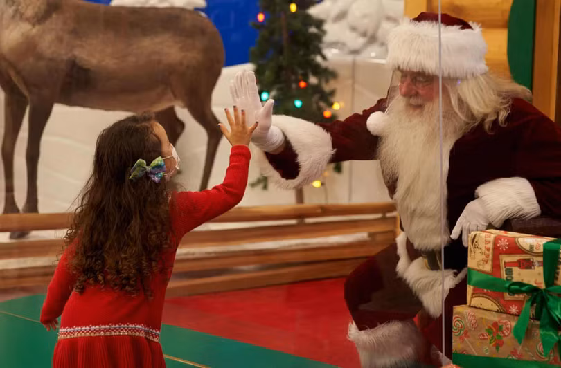 Khung cảnh Giáng sinh Covid-19 trên khắp thế giới