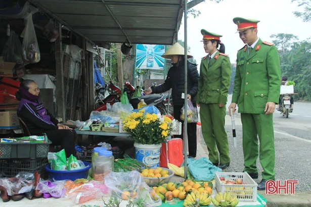 Dẹp bỏ chợ tạm ngay khúc cua trên quốc lộ 1A ở Hà Tĩnh