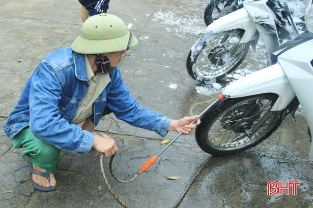 Tuổi trẻ Nghi Xuân rửa xe gây quỹ hỗ trợ người nghèo