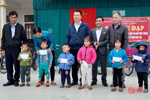 Bàn giao nhà nhân ái và trao tặng xe đạp cho người dân, học sinh xã Nam Phúc Thăng