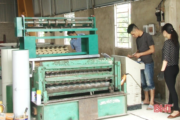 Thanh niên Hà Tĩnh bỏ thủ đô về quê mở xưởng cán tôn, kinh doanh sắt thép, thu 5 tỷ đồng/năm