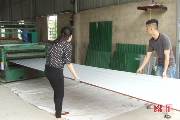 Thanh niên Hà Tĩnh bỏ thủ đô về quê mở xưởng cán tôn, kinh doanh sắt thép, thu 5 tỷ đồng/năm