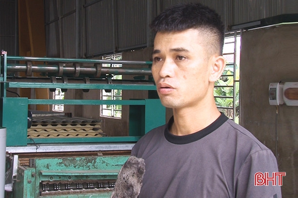Thanh niên Hà Tĩnh bỏ thủ đô về quê mở xưởng cán tôn, kinh doanh sắt thép, thu 5 tỷ đồng/năm