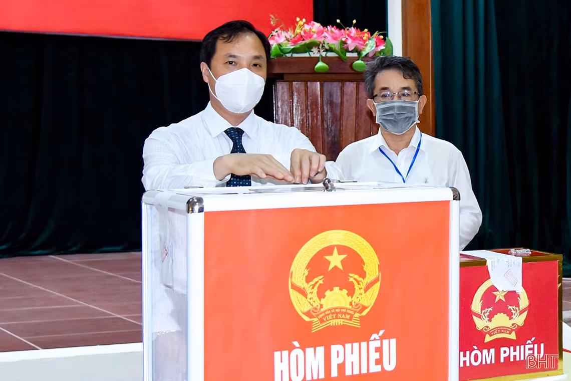 Thường trực Tỉnh ủy Hà Tĩnh bỏ phiếu bầu cử tại nơi cư trú