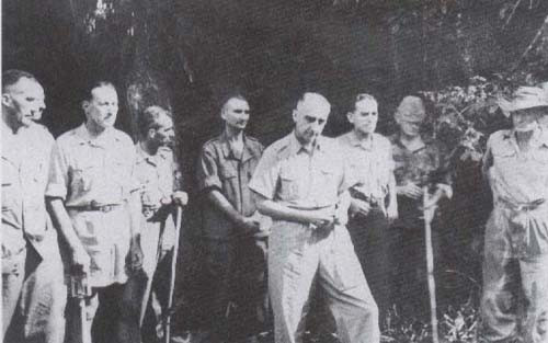 Tướng Đờ Ca-stri và toàn bộ Bộ tham mưu Tập đoàn cứ điểm Điện Biên Phủ ra hàng. Ảnh TL Tướng Đờ Ca-stri và toàn bộ Bộ tham mưu Tập đoàn cứ điểm Điện Biên Phủ ra hàng. Ảnh TL