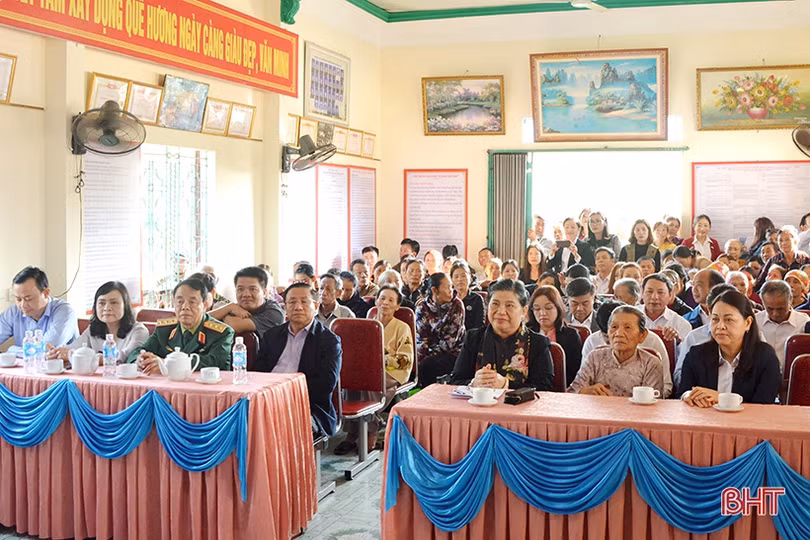 Phó Chủ tịch Quốc hội Tòng Thị Phóng thị sát vùng bãi ngang Hà Tĩnh và tặng quà đối tượng chính sách