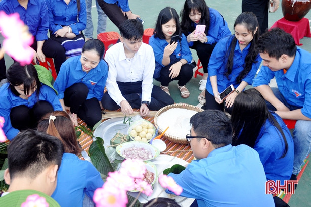 Bánh chưng xanh, thắm tình hữu nghị Việt - Lào