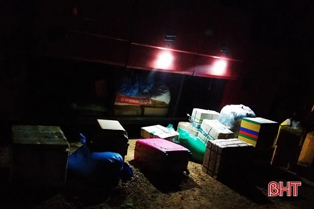 Công an Hà Tĩnh bắt xe khách chở gần 1 tấn gỗ nghi là trắc từ Lào về Nghệ An