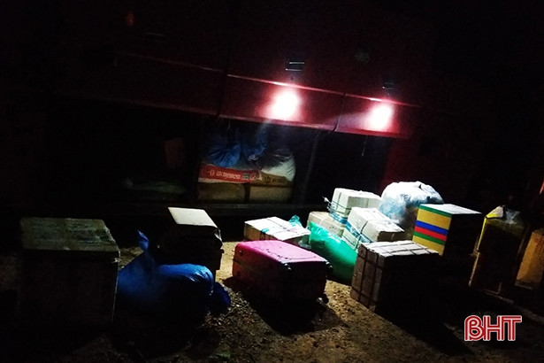 Công an Hà Tĩnh bắt xe khách chở gần 1 tấn gỗ nghi là trắc từ Lào về Nghệ An