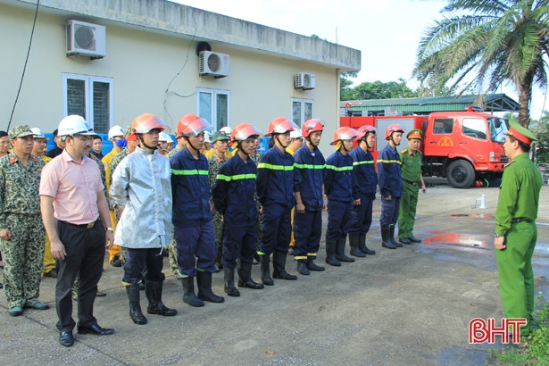 Diễn tập cứu hỏa tại doanh nghiệp kinh doanh xăng dầu ở Nghi Xuân