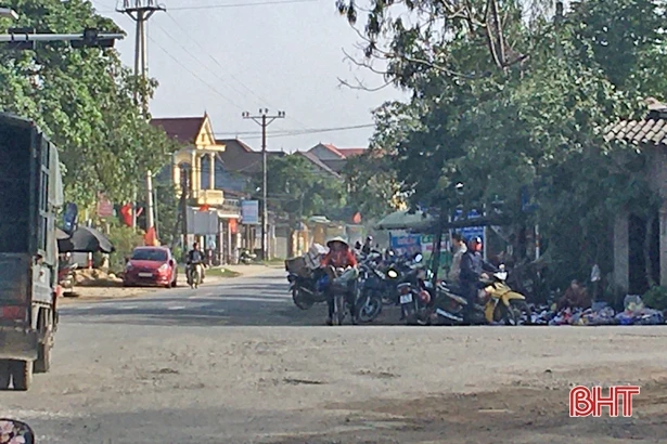 “Bắt cóc bỏ dĩa”, nhiều địa phương ở Hà Tĩnh tái diễn nạn họp chợ lấn đường!