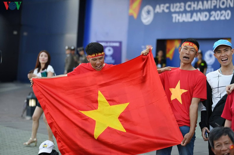 CĐV Việt Nam kéo đến sân tiếp lửa cho thầy trò HLV Park Hang Seo