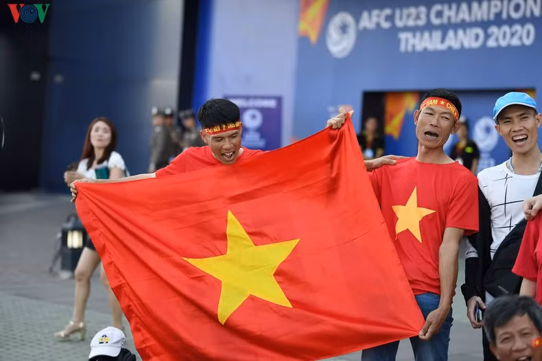 CĐV Việt Nam kéo đến sân tiếp lửa cho thầy trò HLV Park Hang Seo