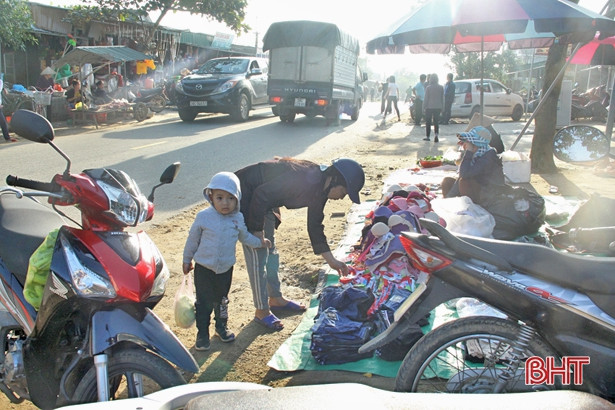 “Bắt cóc bỏ dĩa”, nhiều địa phương ở Hà Tĩnh tái diễn nạn họp chợ lấn đường!