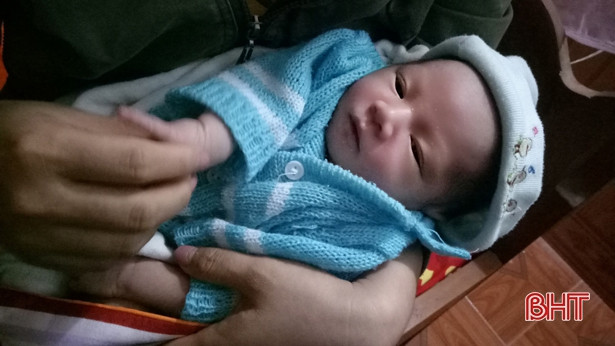 Bé trai sơ sinh bị bỏ rơi cùng bức thư đầy nước mắt của người mẹ