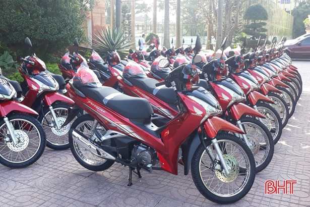 Trang cấp xe mô tô cho công an chính quy các xã ở Hà Tĩnh