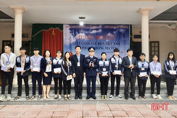 Cảnh sát biển phổ biến pháp luật cho hơn 1.500 cho giáo viên, học sinh