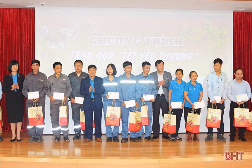 Chủ nhiệm Ủy ban Văn hóa, Giáo dục, Thanh niên, Thiếu niên và Nhi đồng của Quốc hội tặng quà Tết tại KKT Vũng Áng