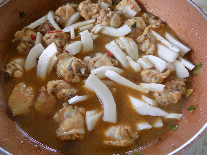 Thơm lừng gà kho cùi dừa lạ mà ngon xuất sắc cho bữa cơm chiều