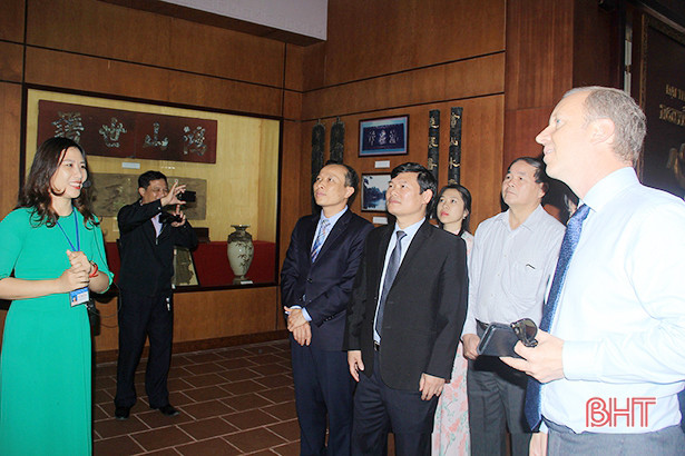 Đại sứ Vương quốc Anh tại Việt Nam tham quan Khu di tích Nguyễn Du