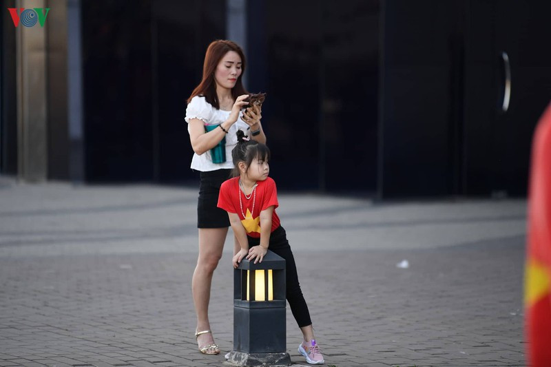 CĐV Việt Nam kéo đến sân tiếp lửa cho thầy trò HLV Park Hang Seo