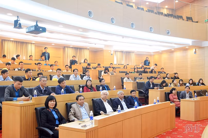 Chủ nhiệm Ủy ban Văn hóa, Giáo dục, Thanh niên, Thiếu niên và Nhi đồng của Quốc hội tặng quà Tết tại KKT Vũng Áng