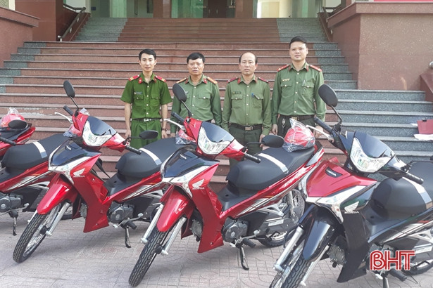 Trang cấp xe mô tô cho công an chính quy các xã ở Hà Tĩnh