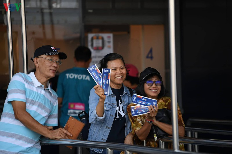 CĐV Việt Nam kéo đến sân tiếp lửa cho thầy trò HLV Park Hang Seo