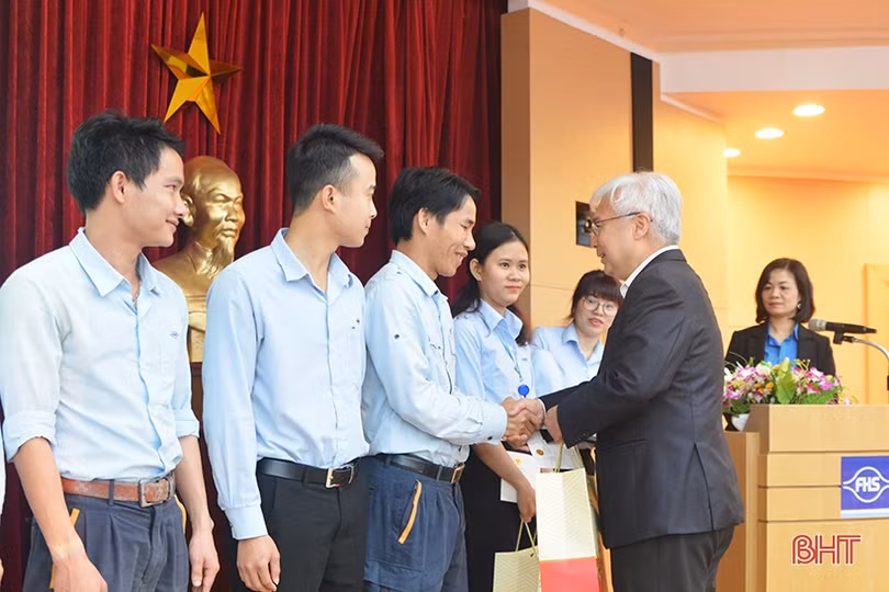 Chủ nhiệm Ủy ban Văn hóa, Giáo dục, Thanh niên, Thiếu niên và Nhi đồng của Quốc hội tặng quà Tết tại KKT Vũng Áng