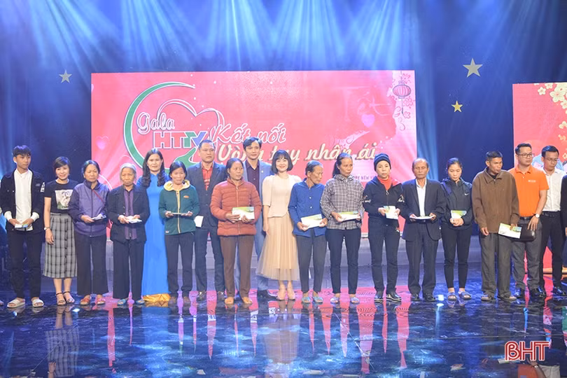 Gala “HTTV - Kết nối Vòng tay nhân ái” huy động hơn 500 triệu đồng giúp đỡ các hoàn cảnh khó khăn